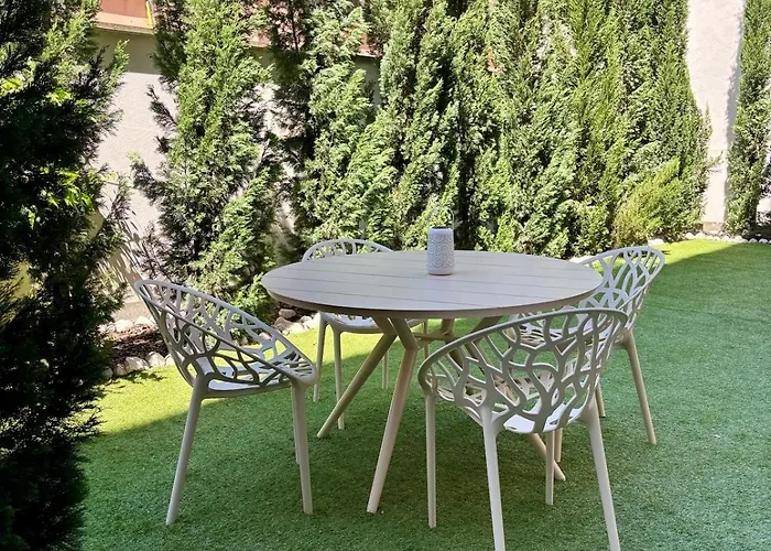 Con Parcheggio Privato In Proprieta E Giardino Esclusivo *